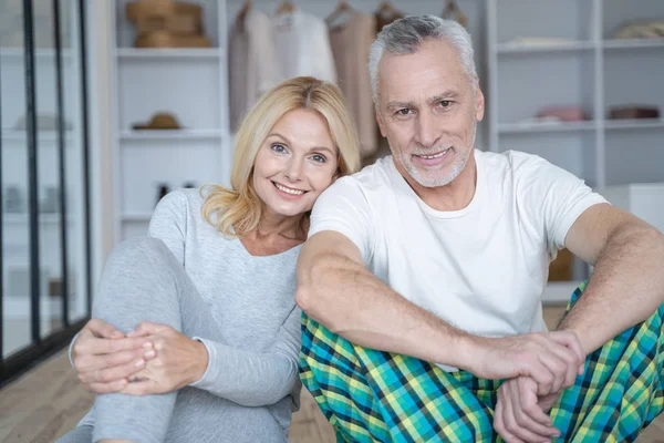 Buen aspecto feliz pareja adulta en casa stock foto — Foto de Stock