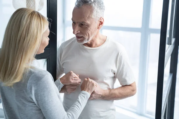 Romantisch volwassen paar holding hands stock foto — Stockfoto