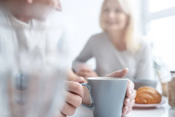 Blå mugg i händerna på person stock foto — Stockfoto