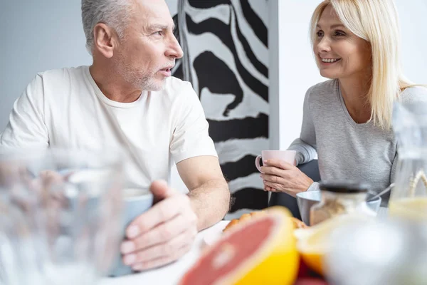 Morgenkaffee und interessante Gespräche Archivfoto — Stockfoto