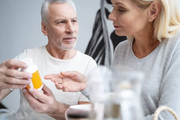 Pussig par som diskuterer vitaminer på frokostbutikken. – stockfoto