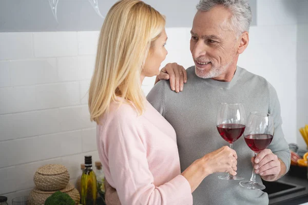 Data romântica com vinho na cozinha foto stock — Fotografia de Stock