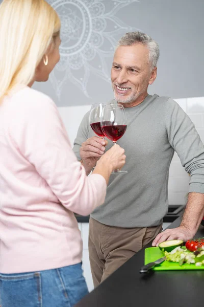 Beber vinho na cozinha antes de comer jantar fotos stock — Fotografia de Stock