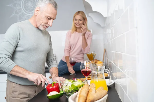 Echtgenoot koken diner voor hem en vrouw stock foto — Stockfoto