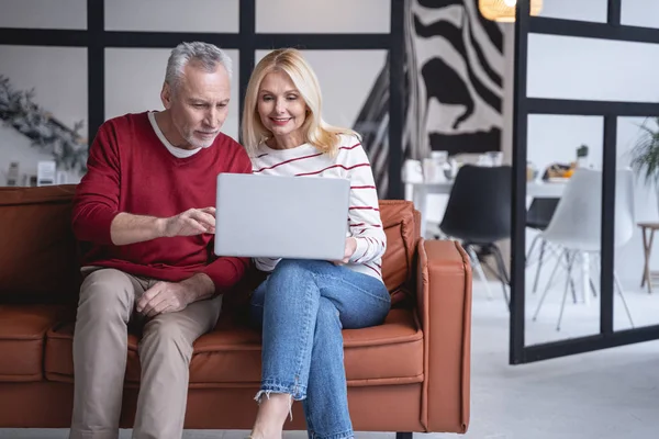 Casal na sala de estar com moderno gadget foto stock — Fotografia de Stock