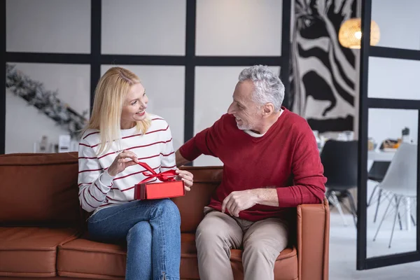 Glad dam öppnar sitt presentkort — Stockfoto