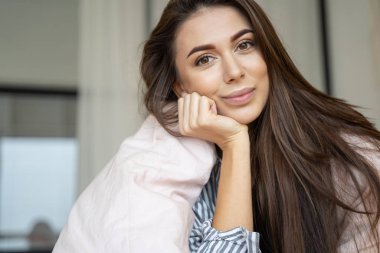 Kız çenesini elinin üzerinde dinlendiriyor.