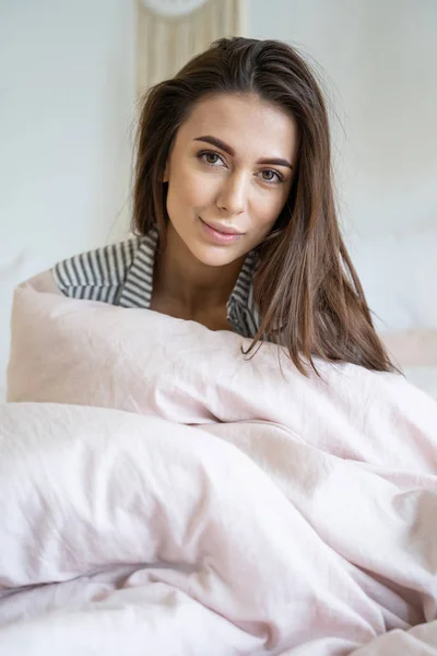 Девушка сидит завернутая в одеяло — стоковое фото