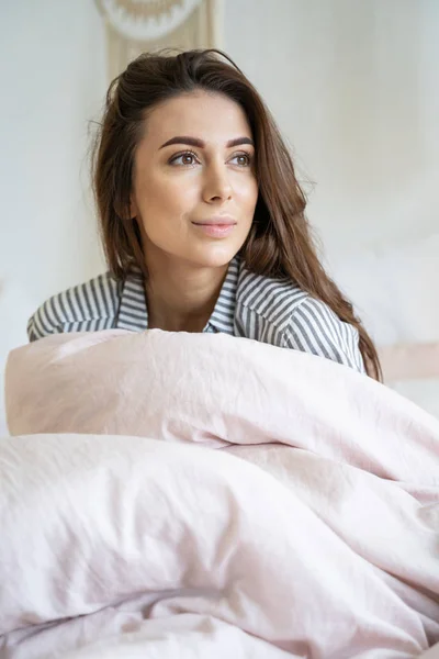 Woman wrapped in a duvet looking away — Stock Photo, Image