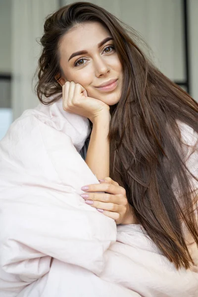 Friedliche junge Frau mit einer Decke bedeckt — Stockfoto