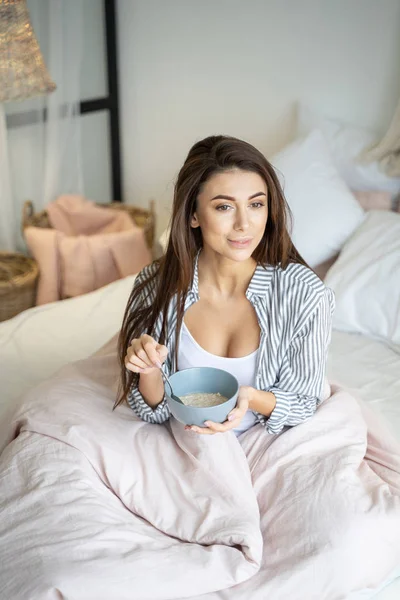 Chica en el dormitorio mirando a la distancia — Foto de Stock