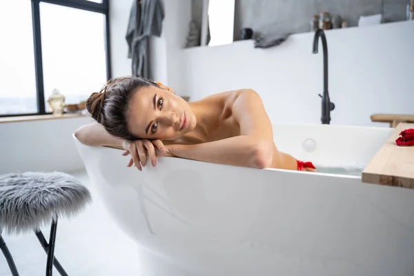 Hermosa dama relajándose en un baño caliente — Foto de Stock