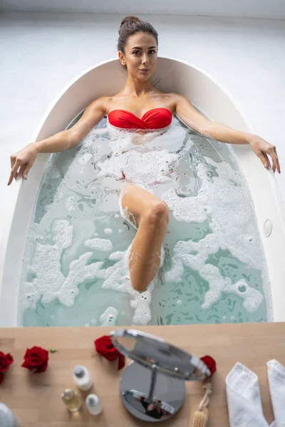 Sereno bonita fêmea tomando um banho relaxante — Fotografia de Stock