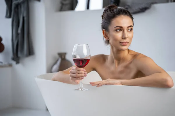 Dame met een glas mousserende wijn — Stockfoto