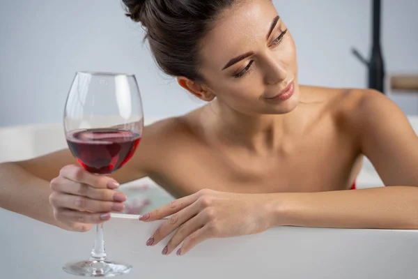 Söt flicka med en vinäger tittar bort — Stockfoto