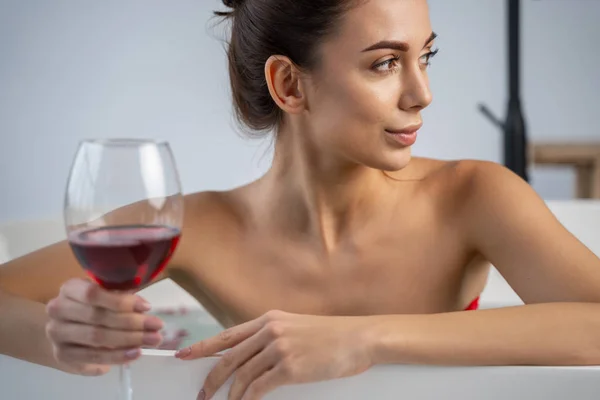 Ung kvinna med ett glas dryck — Stockfoto