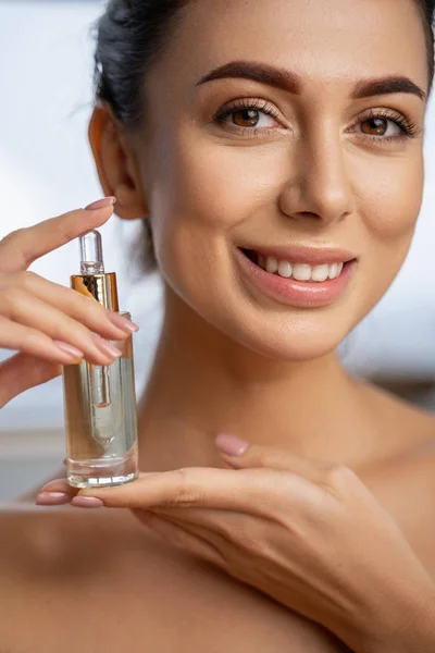 Happy young lady smiling at the camera — Stock Photo, Image