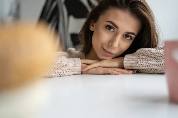 Carino ragazza caucasica sorridente alla fotocamera — Foto Stock