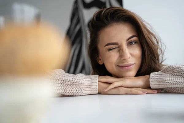 Chica bonita divirtiéndose en un escritorio — Foto de Stock