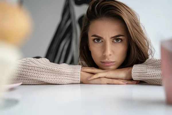 Irritada menina caucasiana olhando para a câmera — Fotografia de Stock