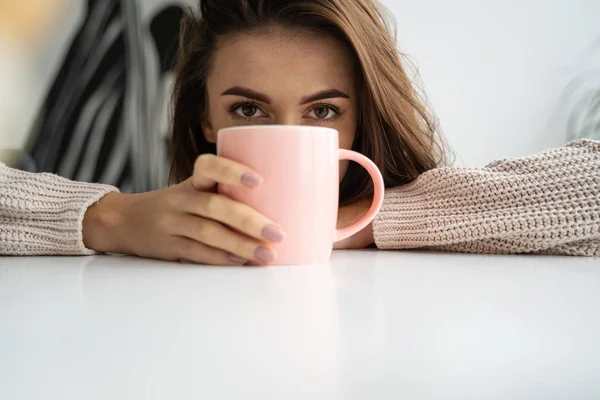 Chica con una taza de té mirando hacia adelante — Foto de Stock