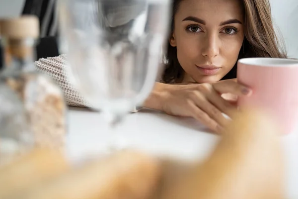 Vážná běloška zírající do kamery — Stock fotografie