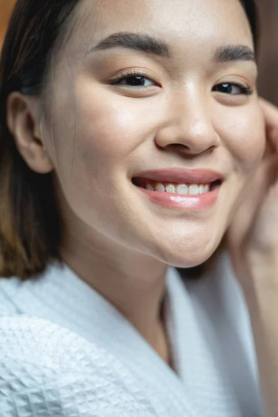 Beautiful Asian woman wearing white bathrobe in beauty salon — Stock Photo, Image