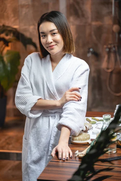 美容室で白いバスローブを着た魅力的なアジアの女性 — ストック写真