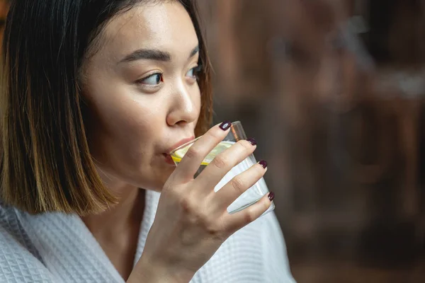 Ηρεμία ασιατική κυρία πίνοντας τσάι στο σαλόνι ομορφιάς — Φωτογραφία Αρχείου