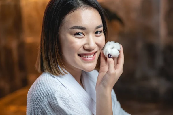 Asiática sonriente chica mirando a cámara después de belleza procedimientos — Foto de Stock