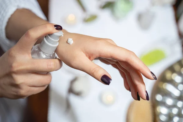 Cropped photo of young lady applying cream on her skin — Stock Photo, Image