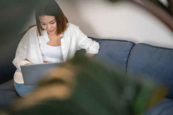 Asijské atraktivní koncentrovaný businesswoman práce doma — Stock fotografie