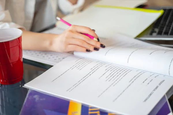 Gesneden foto van vrouw werken met papieren en laptop — Stockfoto