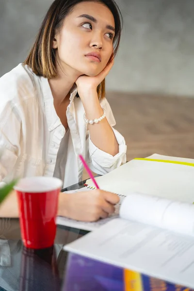 Aziatische jonge vrouw werkt met documenten — Stockfoto