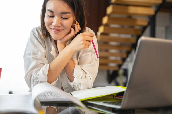 Ásia bonita mulher trabalho com papéis e laptop — Fotografia de Stock