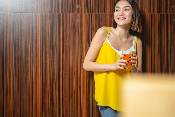 Asiática feliz dama en amarillo superior tener resto en casa —  Fotos de Stock