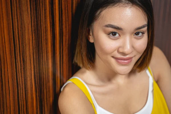 Asiática sexy dama en amarillo superior tener resto en casa — Foto de Stock
