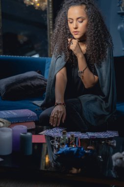 Tespih ile meditasyon yapan genç bir kadın.