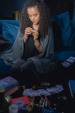 İlahi söylemeye hazırlanan ciddi bir genç kadın.