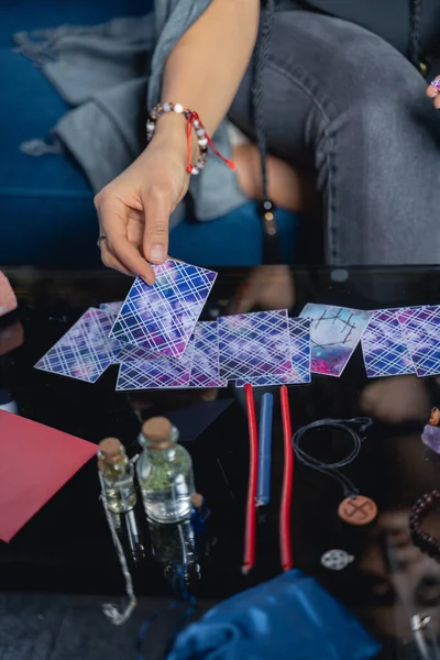 Jovens cartomantes mão com uma carta de tarô — Fotografia de Stock
