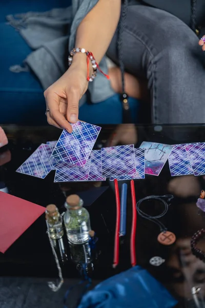 Junge Wahrsager reichen mit einer Tarotkarte — Stockfoto