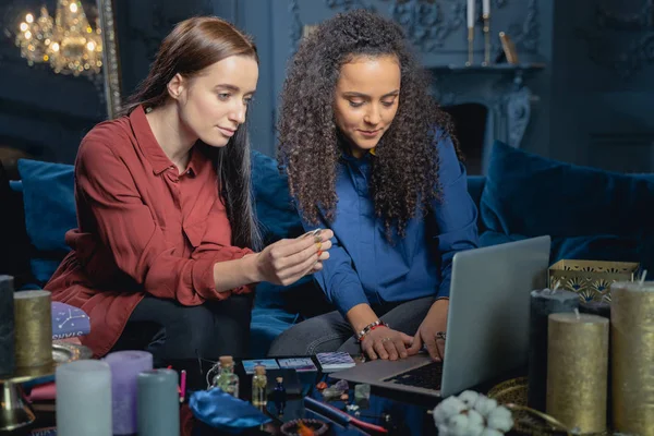 Lady focusing her attention on a laptop — Stock Photo, Image