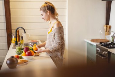 Yarı konumda duran genç ve tatlı bir bayan.