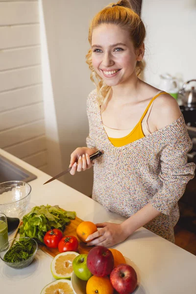 Kind blonde girl spending morning with pleasure — Stock Photo, Image