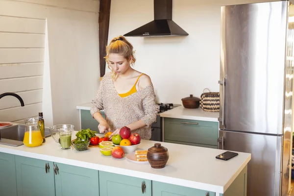 Persona joven y atenta cocinando una cena saludable — Foto de Stock