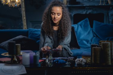 Tarot kartlarını okuyan bir kız.
