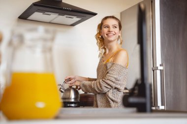 Güzel sarışın kadın sabahını evde geçiriyor.