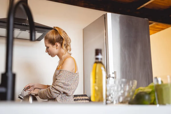 Persona femenina atenta que va a cocinar té — Foto de Stock