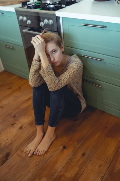 Attentive young woman looking straight at camera — Stock Photo, Image