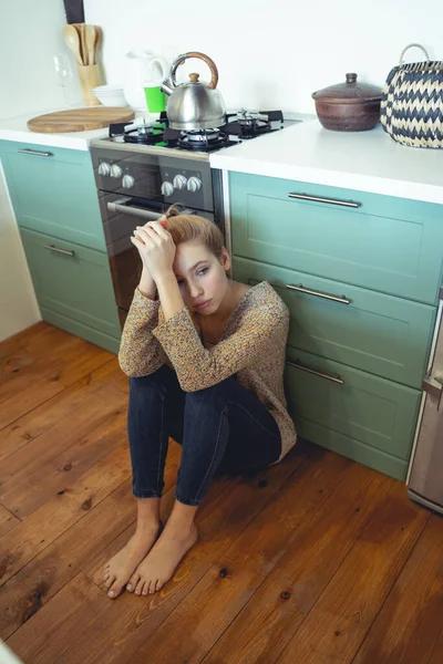 Negativo encantado mulher pessoa estar em casa sozinho — Fotografia de Stock
